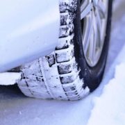 車を下取りに出す時にタイヤはスタッドレスのままでもいい？査定にどう影響するのか解説