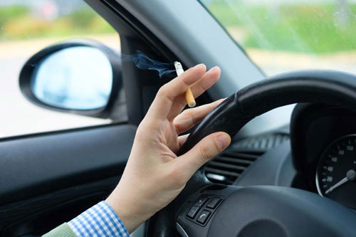 車の内装では、臭いやシート、ダッシュボードの状態などを査定でチェックします