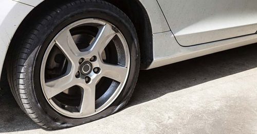 車のタイヤがパンクしてしまったら自動車保険で補償されるのか解説