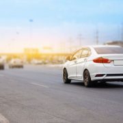 中古車は年式と走行距離のどちらを優先して選ぶとよい？車選びのコツについて解説