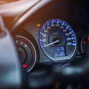 自動車保険は走行距離で保険料が変わる？走行距離の算出方法や超過した場合の対処法を解説