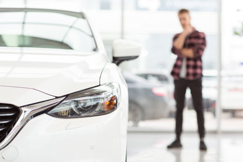 車を購入する際は2つのポイントを業者に確認することが大切です