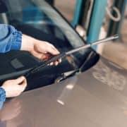 ワイパーのゴム交換しないと車検には通らない？ゴム交換の目安や費用は？