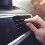 エアコンガスの漏れかも？車のエアコンの異常時の点検方法と修理費用を解説