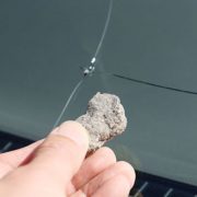車のガラスにヒビが入る原因と車検への影響とは？