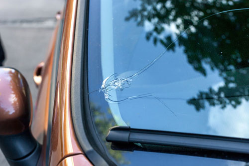 車のガラスにヒビが入る原因と車検への影響とは 車買取 車査定のグー運営