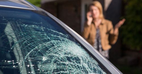 車のガラス破損は自動車保険で直すのが最適？自動車保険を使う際の注意点を解説