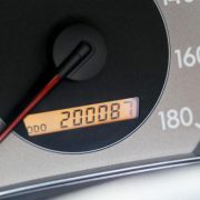 車の走行距離が20万キロをオーバーしたら車検は通したほうがいい？