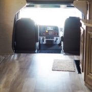 車は床張りをしても大丈夫？車検には通るの？注意点などを確認しておこう
