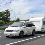 トレーラーを牽引するキャンピングカーの自動車保険とは？補償範囲について解説