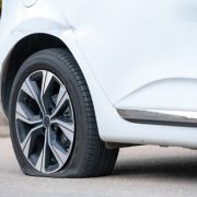 タイヤがパンクしている車は売却できる？タイヤ交換の必要性とパンク時の対処法を解説