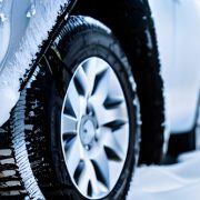 スタッドレスタイヤの車を廃車にする際のポイントを解説！処分方法や注意点も紹介