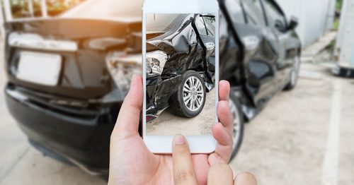 車の全損事故で保険料が上がる？等級が下がる仕組みや車両保険の利用を決めるポイントを紹介