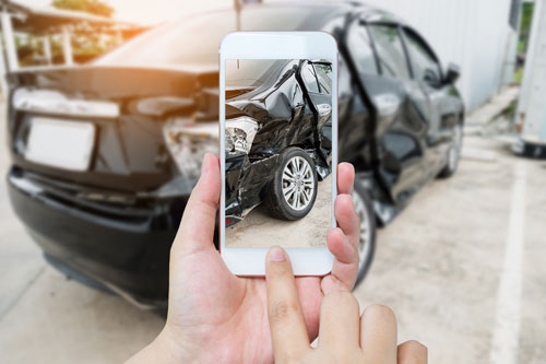 車の全損事故を起こすと保険料が上がる可能性がある
