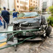 車の単独事故で全損した場合の車両保険の補償とは？便利な特約もあわせて紹介