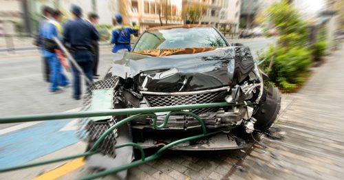車の単独事故で全損した場合の車両保険の補償とは？便利な特約もあわせて紹介