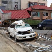 車が地震で全損した場合は車両保険の対象外？適用可能な特約を紹介