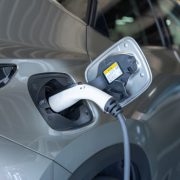 【2024年版】自動車のグリーン化特例とは？概要と令和5年度税制改正の影響について解説