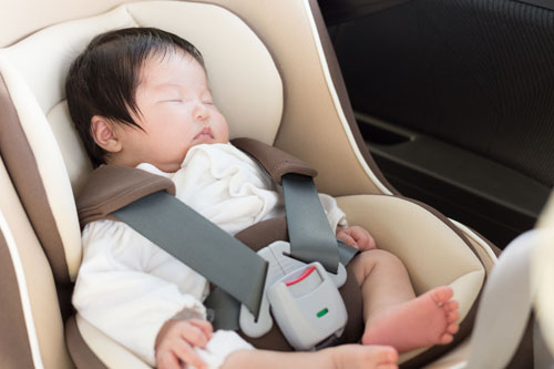 新生児用チャイルドシートはどうする？ベッド型の必要性
