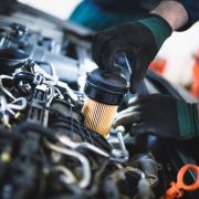 車の点検でチェックするオイルエレメントとは？役割や交換タイミングなどを紹介