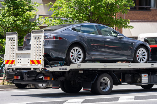 レッカー業者に依頼して車を移動する