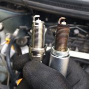 ハイブリッド車のスパークプラグ交換時期はいつ？交換の目安やメンテナンス方法を紹介
