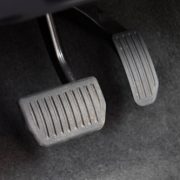 ハイブリッド車のエンジンブレーキの上手な使い方は？回生ブレーキやBレンジを活用しよう