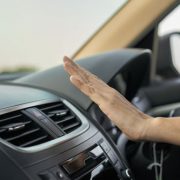 ハイブリッド車のエアコンの仕組みをわかりやすく解説！効きの良さや燃費についても紹介