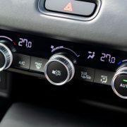 ハイブリッド車でエアコンを使用すると燃費が落ちる？燃費を抑えるコツも解説