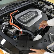ハイブリッド車のオイル交換頻度はどのくらい？長く安心して乗るための基礎知識