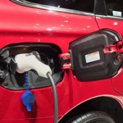 ハイブリッド車の充電料金は？自宅充電・外出先での充電の違いや節約方法を解説