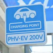 ハイブリッド車の充電はどこでできる？充電方法や充電にかかる時間・料金を解説