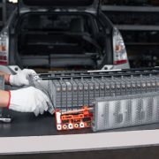 ハイブリッド車の走行用バッテリーとは？その寿命や交換サインを解説