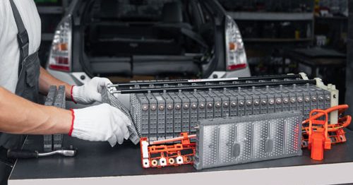 ハイブリッド車の走行用バッテリーとは？その寿命や交換サインを解説