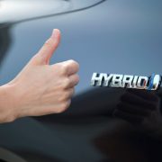 ハイブリッド車には何年乗れる？バッテリー寿命と長持ちの秘訣を徹底解説