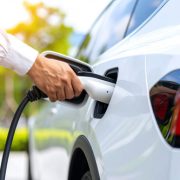ハイブリッド車とプラグインハイブリッド車の違いを解説！電気自動車との違いも紹介