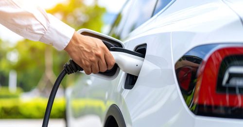 ハイブリッド車とプラグインハイブリッド車の違いを解説！電気自動車との違いも紹介