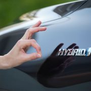 ハイブリッド車がおすすめな人の特徴を解説！ガソリン車との違いや選び方など