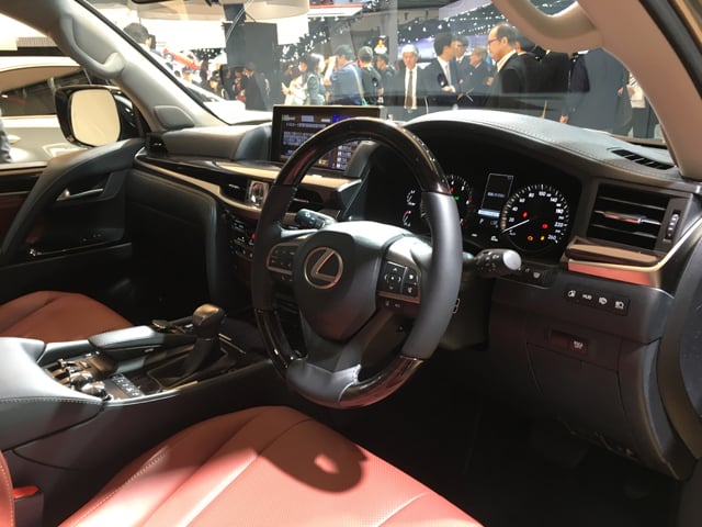 LX570