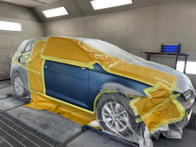 【印西　我孫子　成田　白井　鎌ヶ谷　八千代　栄町　の点検・整備はオートランナーへ！】フォルクスワーゲン　フロントバンパー+フロントフェンダー修理　ゴルフ　板金・外装補修