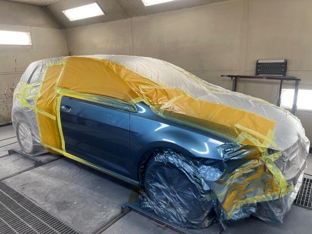 【印西　我孫子　成田　白井　鎌ヶ谷　八千代　栄町　の点検・整備はオートランナーへ！】フォルクスワーゲン　フロントバンパー+フロントフェンダー修理　ゴルフ　板金・外装補修