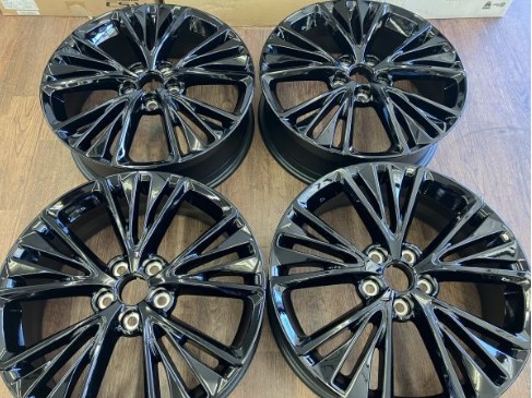 新型６０系プリウス純正！美品！ナイトシェードエディション仕様冬タイヤ付入荷！