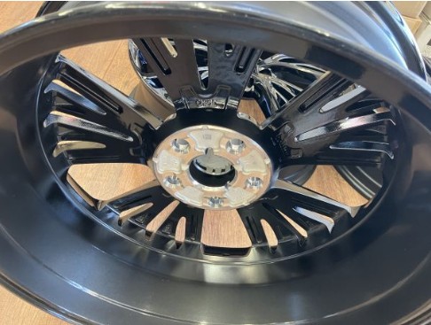 新型６０系プリウス純正！美品！ナイトシェードエディション仕様冬タイヤ付入荷！