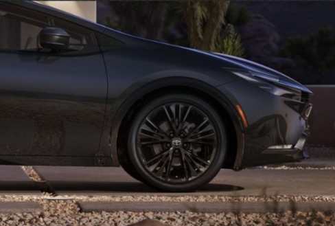 新型６０系プリウス純正！美品！ナイトシェードエディション仕様冬タイヤ付入荷！