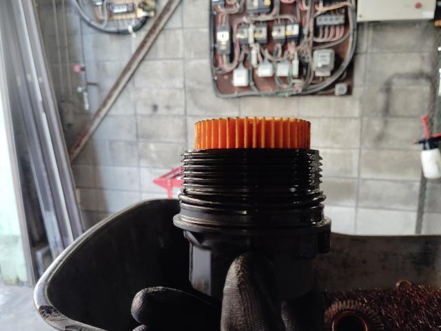 トヨタ　ウィッシュ　スタッドレスタイヤ交換　エンジンオイル交換　ついでに車検見積もり　リフトアップするタイミングで　事前に価格がわかります　部品の準備　いわき市内郷　特定認証整備工場　鈑金塗装工場　自動車保険代理店