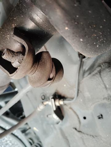 トヨタ　ウィッシュ　スタッドレスタイヤ交換　エンジンオイル交換　ついでに車検見積もり　リフトアップするタイミングで　事前に価格がわかります　部品の準備　いわき市内郷　特定認証整備工場　鈑金塗装工場　自動車保険代理店