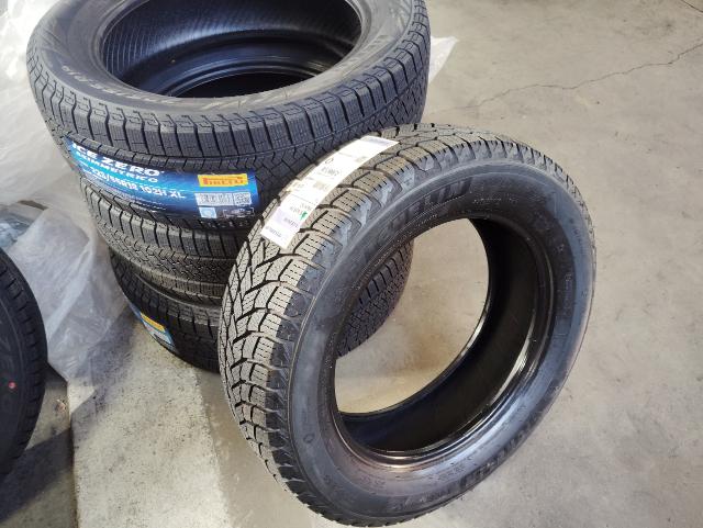 トヨタ　プリウスα　ホイール・タイヤ交換　スタッドレスタイヤ　タイヤお持込み　持込歓迎　タイヤ交換時簡易無料点検実施中　タイヤの点検　交換時期のご提案　ホイールバランス　エアバルブ交換　特定認証整備工場　鈑金塗装工場　ラプターライナー