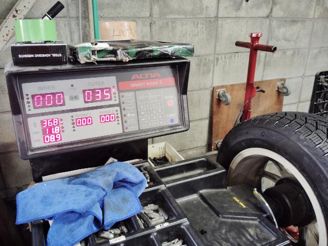 トヨタ　プリウスα　ホイール・タイヤ交換　スタッドレスタイヤ　タイヤお持込み　持込歓迎　タイヤ交換時簡易無料点検実施中　タイヤの点検　交換時期のご提案　ホイールバランス　エアバルブ交換　特定認証整備工場　鈑金塗装工場　ラプターライナー