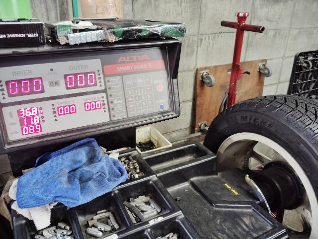 トヨタ　プリウスα　ホイール・タイヤ交換　スタッドレスタイヤ　タイヤお持込み　持込歓迎　タイヤ交換時簡易無料点検実施中　タイヤの点検　交換時期のご提案　ホイールバランス　エアバルブ交換　特定認証整備工場　鈑金塗装工場　ラプターライナー