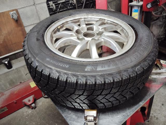 トヨタ　プリウスα　ホイール・タイヤ交換　スタッドレスタイヤ　タイヤお持込み　持込歓迎　タイヤ交換時簡易無料点検実施中　タイヤの点検　交換時期のご提案　ホイールバランス　エアバルブ交換　特定認証整備工場　鈑金塗装工場　ラプターライナー